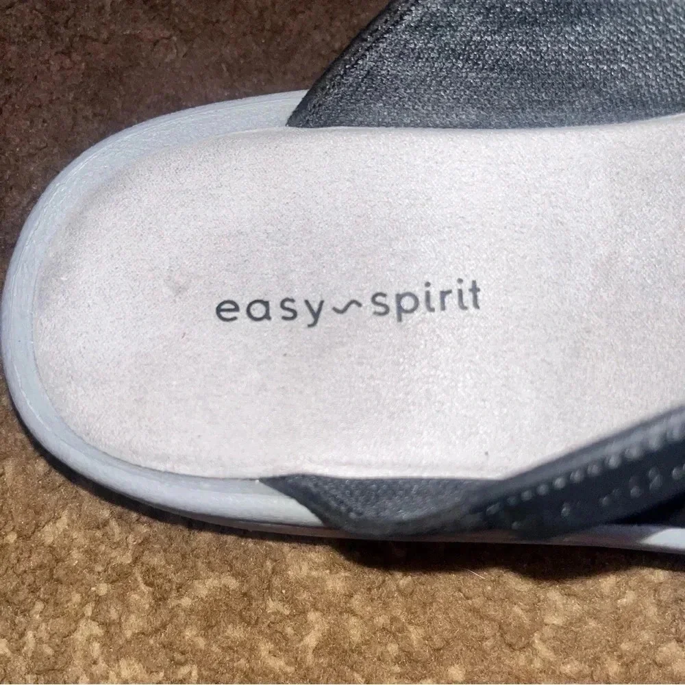Easy spirit women’s black leather flip flops - Picture 3 of 7